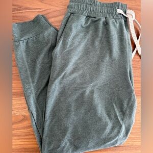 Vuori women’s performance joggers XS green kelp